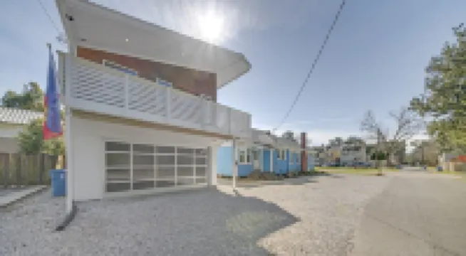 Freetown Flat - Beautiful, Unique, Central!