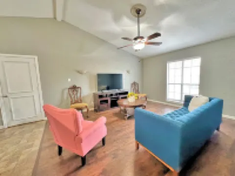 Charming 2-bedroom house with AC, WiFi in wonderful The Colony