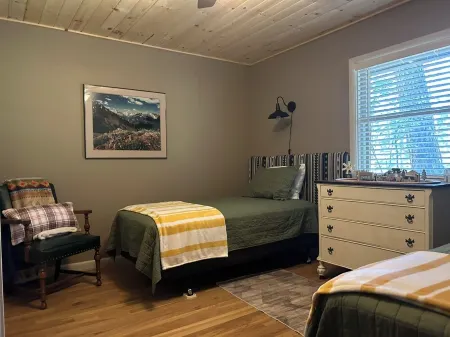 Cozy Cabin on the Creek, with Fireplace and Firepit.