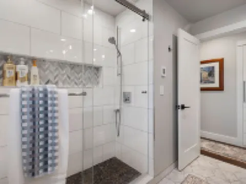 Central Location Close to Sea and Downtown 3 b 2b & Outdoor Living and Hot Tub! Hotels in Burien