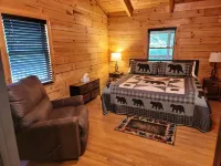 Black Bear Cabin, private and secluded! Hotels near New River Gorge