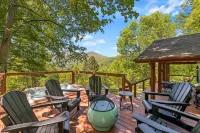 Charming cabin with  hot tub  & breathtaking views.