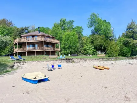 Lake Michigan Cabin + Hot Tub & Spectacular Views • Sleeps 8