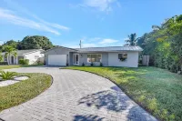 Boca Beauty - Stylish Home with Pool 3 Bedroom Home by RedAwning Hotels near Howard Schnellenberger Field