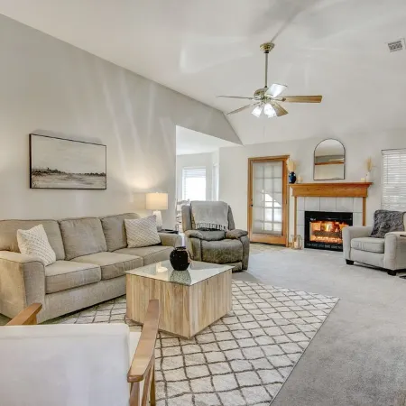 Beautiful Home with Amazing Back Patio.  3Br / 2BTH - Sleeps 8.