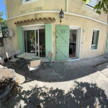 Joli Appartement Rénové de 55m2. Parking Gratuit