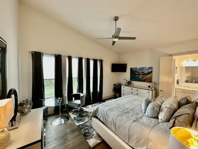Deer & Lake Sanctuary: POOL, HOT TUB, GOLFCART! Feed deer at a private oasis!
