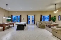 Family Friendly 3600 Sq Ft 5 Bedrooms 4 Bathrooms 3 Miles To Strip