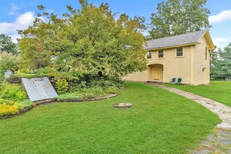 18th century 3-bedroom renovated farmhouse in peaceful Whately with WiFi, AC