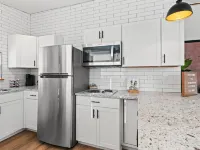 Spacious Industrial Style Guesthouse Hotels in Riverview