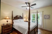 Family Resort! MINI GOLF, heated pool, lakefront, hot tub, game room & theater!