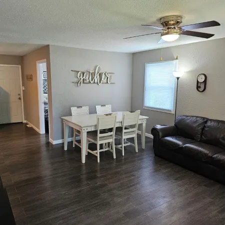 Modern 3BD/2BA near U of I with a large master suite!