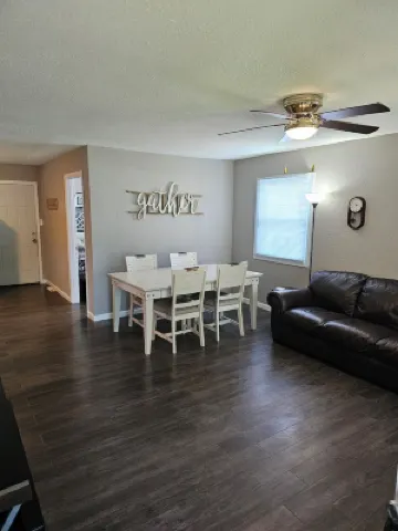 Modern 3BD/2BA near U of I with a large master suite!