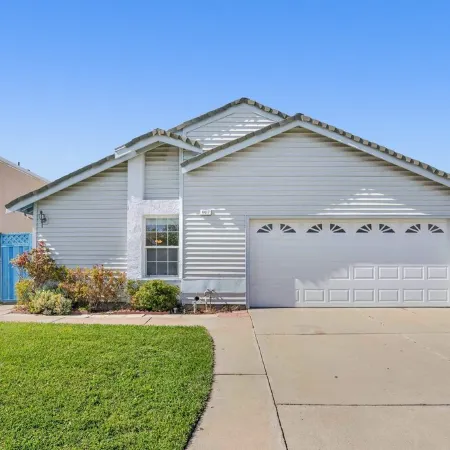Single Level | Free Parking & Wi-fi | Private Yard