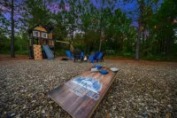 Ideal for 1-2 Families, Hot Tub🔥, Playset🧗 , Private Back Yard, PAC-Man🕹