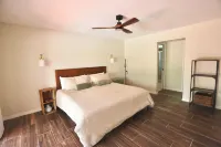 Ellis' Hideaway! Cozy 2-bedroom pool home with WiFi, AC in enjoyable Cape Coral