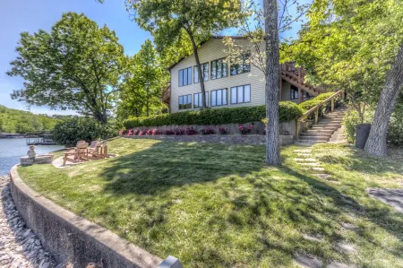 6100 sf, Beds for 32, Hot Tub, Theatre, Game Rm , Entertainers Dock, 310' Shore