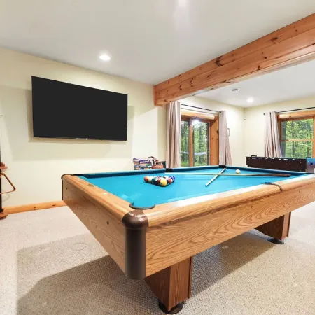 Logged & Loaded Cabin! 9Min to WISP! Hot tub, fire pit! Pets! EV charger!