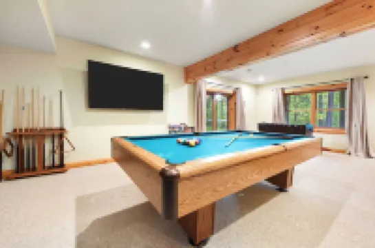 Logged & Loaded Cabin! 9Min to WISP! Hot tub, fire pit! Pets! EV charger!