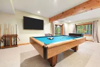 Logged & Loaded Cabin! 9Min to WISP! Hot tub, fire pit! Pets! EV charger!