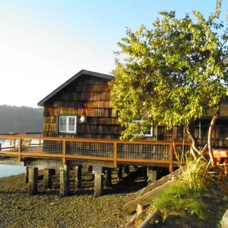 Charming Beach Cabin Nestled in Quartermaster Harbor