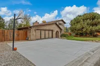 Pool~Hot Tub~Game Room~Fire Pit~Mini Golf~Frisbee Golf~Basketball & Soccer Court