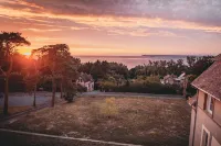 Entre Honfleur et Deauville, Face à la Mer, Dans une Bâtisse Normande