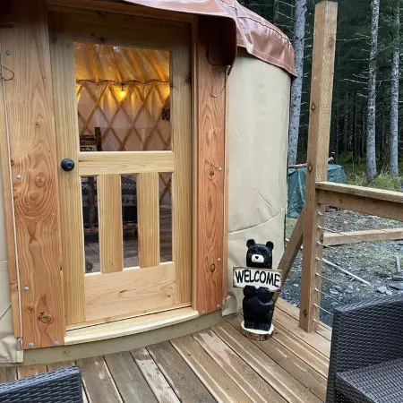 Cozy yurt just a short distance to Seward boat harbor and downtown.