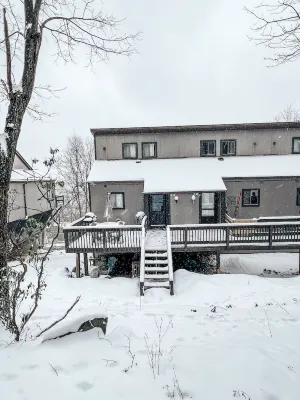 Camelback mountain condo with incredible views! Quick walk to the slopes! Hotels in 