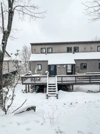 Camelback mountain condo with incredible views! Quick walk to the slopes!