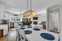 1 Block 2 Beach, Steps to Town, Linens/towels incl