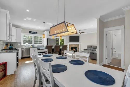 1 Block 2 Beach, Steps to Town, Linens/towels incl