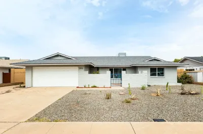 The Desert Inn - Centrally located home. 4BR with pool. Sleeps up to 10! Các khách sạn gần Painting with a Twist