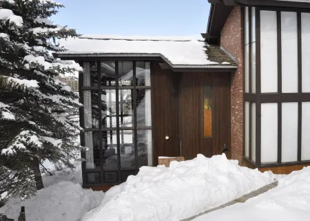 3 Min Walk to Ski Access! 2 Story Chalet Original to Mountain! Отели рядом с достопримечательностью «Steamboat Ski Resort»