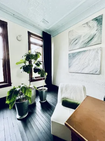 Vintage Soul Loft & Balcony - Old Town Lansing. Отели рядом с достопримечательностью «Christ Temple Church of Lansing»