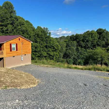 Cozy 2-bedroom cabin with WiFi, AC in delightful Rock. 2 minutes from trails.