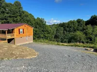 Cozy 2-bedroom cabin with WiFi, AC in delightful Rock. 2 minutes from trails.