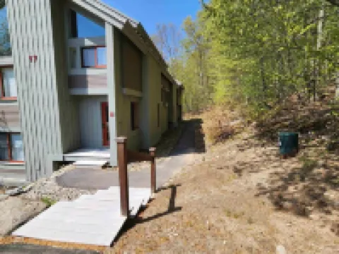 2 Bed/2Bath White Mtn treetop Townhome across from Loon w views,pool & shuttle 林肯酒店