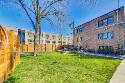 Greenhouse Inn,  Evanston Northwestern Loyola Chicago.  Kid Friendly w/parking Northwestern University School of Communication 주변 호텔