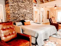 Newly Renovated White River Retreat, Breathtaking Views of the River, Sleeps 18 Ξενοδοχεία στην πόλη Izard County