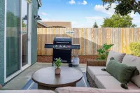 Lux Retreat w/ Hot Tub/ Game Rm/ BBQ / 4 mins to Toyota Amphitheater & Hard Rock