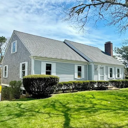 Beautiful Chatham, Sun Sand & Surf. 8/10 mile to beaches ,pet friendly home