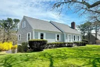 Beautiful Chatham,  Sun Sand & Surf.  8/10 mile to  beaches ,pet friendly home Hotel dekat Chatham Candy Manor