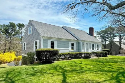 Beautiful Chatham,  Sun Sand & Surf.  8/10 mile to  beaches ,pet friendly home 포레스트 비치 보호관리지구 주변 호텔