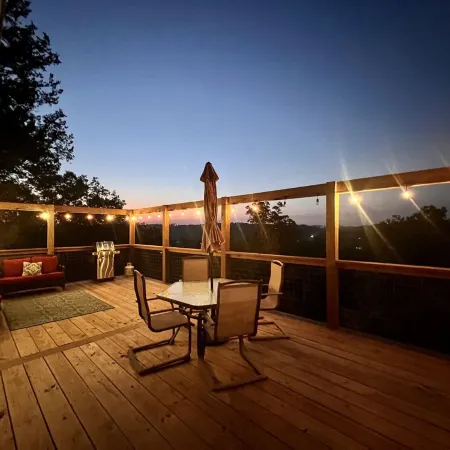 Secluded Cabin with Cozy Fireplace and Jetted Tub! 5-Minutes to Branson Landing