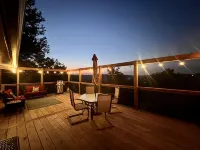 Secluded Cabin with Cozy Fireplace and Jetted Tub! 5-Minutes to Branson Landing