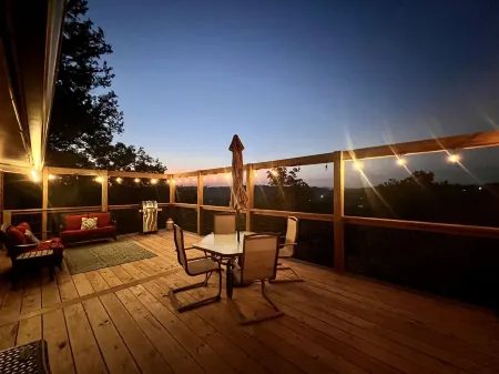 Secluded Cabin with Cozy Fireplace and Jetted Tub! 5-Minutes to Branson Landing