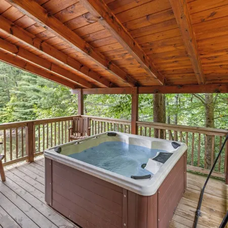 Red River Gorge Lakeside Cabin retreat! 4 bed 4 bath with a Hot Tub