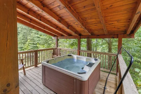 Red River Gorge Lakeside Cabin retreat! 4 bed 4 bath with a Hot Tub