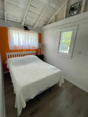 Bluebird Cottage: Cozy Rustic Lakefront Escape at the Pier, Perfect for 6!